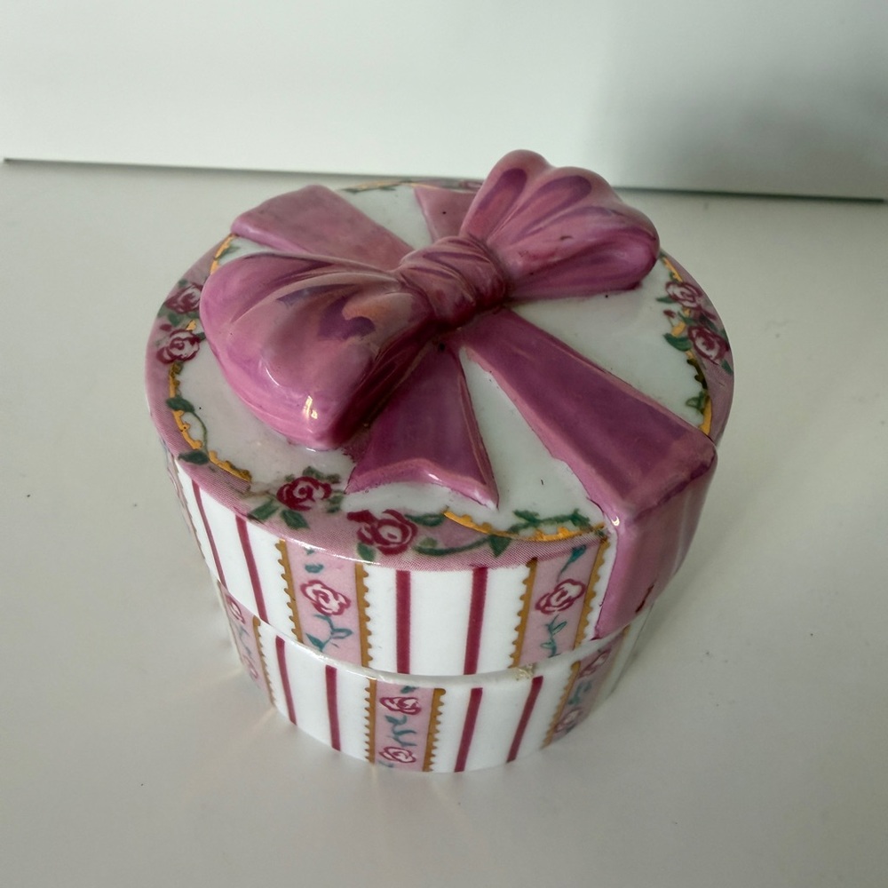 Pink and White Ceramic Gift Box - Picture 4 of 7